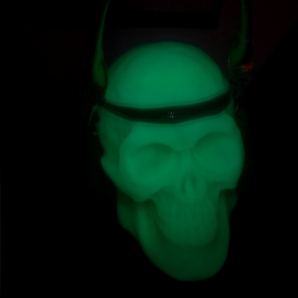 Glow in dark skully bag (long straps include) - Picture 4 of 6